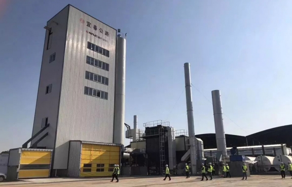 2018年10月12日，來自全國各地的筑養(yǎng)路行業(yè)專家、高校科研學(xué)者等150余人，蒞臨豐城綜合養(yǎng)護(hù)中心，現(xiàn)場觀摩全環(huán)保瀝青攪拌設(shè)備及各類環(huán)保裝置。