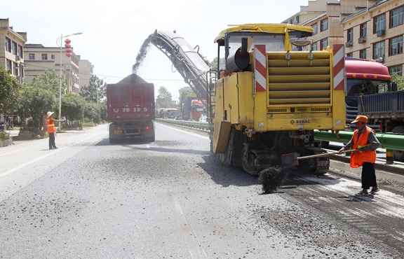瀝青路面銑刨，廢舊料將回收再利用