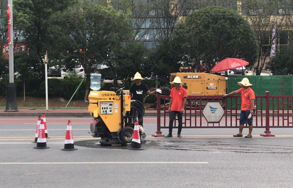 施工機(jī)械化，采用圓形井蓋切割機(jī)整治修復(fù)路面井蓋問(wèn)題