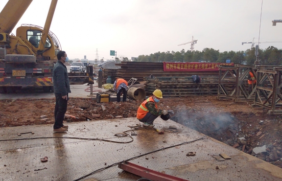 嚴(yán)抓復(fù)工后的疫情防控工作。圖為2020年2月24日樟樹(shù)葛玄路臺(tái)埠中橋便道鋼便橋施工現(xiàn)場(chǎng)